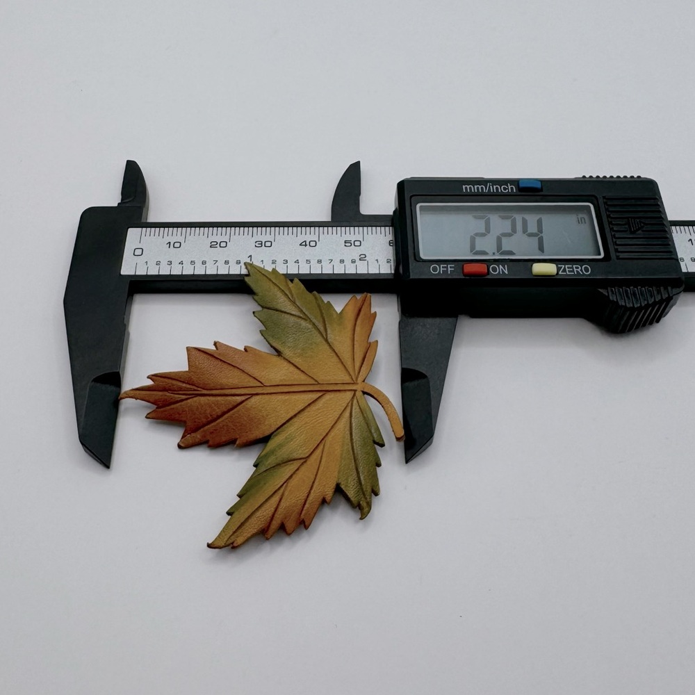 VINTAGE 1960s Tooled Leather Maple Leaf Brooch SIGNED - Picture 9 of 10